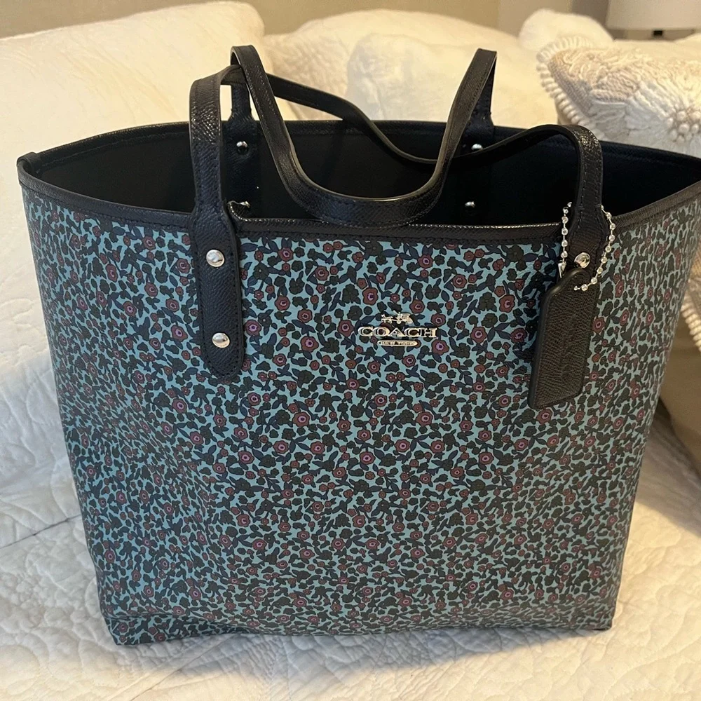 Coach EUC Reversible Navy & flower Tote with Structured Design and Gold Accents - Picture 3 of 14